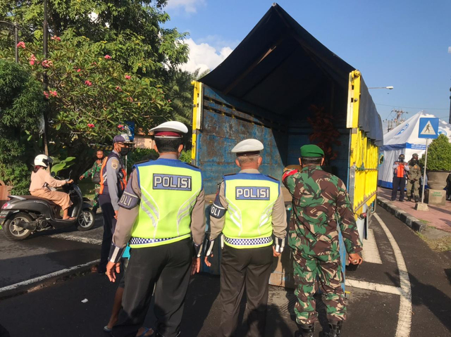 Petugas gabunfan terus berjaga di pos pemantauan arus balik ke wilayah Denpasar - WIB