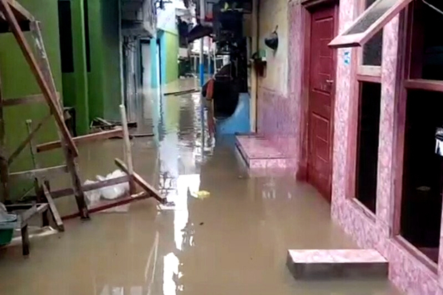 Banjir hingga ketinggian dua meter menggenangi permukiman warga di Kebon Pala, Kampung Melayu, Jakarta Timur, Senin (17/5/2021). Foto: HO/Antara