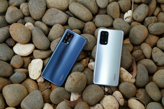 Oppo A74 4G (kiri) dan Oppo A74 5G (kanan). Foto: Oppo