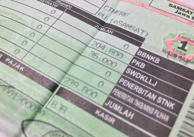 Ilustrasi pajak motor pada lembar STNK. (Foto: Bagas Putra Riyadhana)
