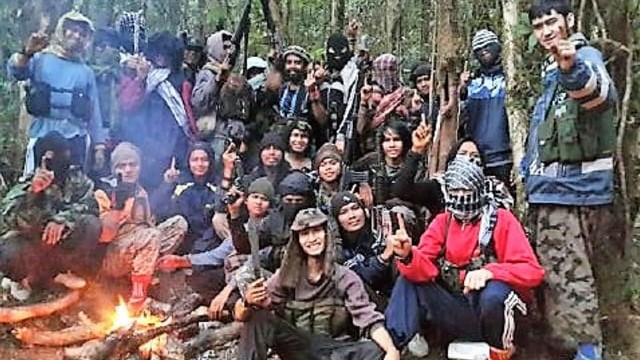 Foto bersama kelompok Mujahidin Indonesia Timur (MIT) Poso semasa pimpinan MIT Poso Santoso alias Abu Wardah cs masih hidup, di salah satu lokasi hutan belantara. Foto: Istimewa