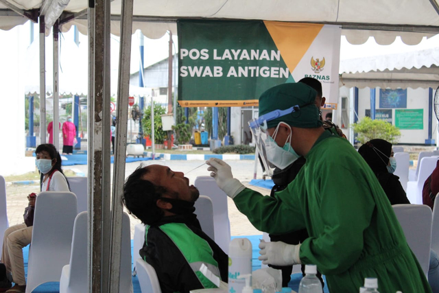 BAZNAS membuka layanan swab antigen di Pos penyekatan Wilayah Karawang Jawa Barat.  Foto: BAZNAS