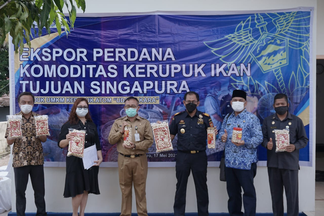 Ekspor perdana olahan kerupuk udang asal Kecamatan Moro, Kabupaten Karimun, menuju negara Singapura. Foto: Istimewa