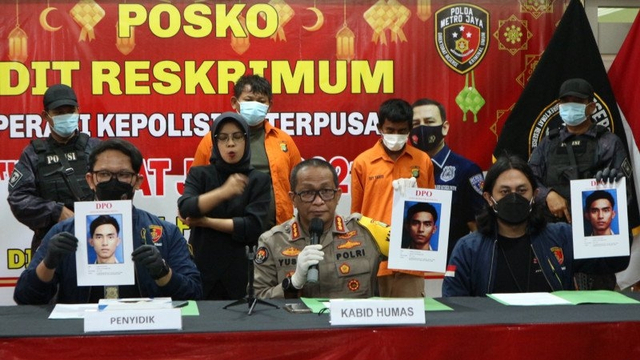 Kabid Humas Polda Metro Jaya Kombes Pol Yusri Yunus memperlihatkan foto tersangka RTS dalam jumpa pers di Mapolda Metro Jaya, Senin (17/5). Foto: Fianda Sjofjan Rassat/Antara