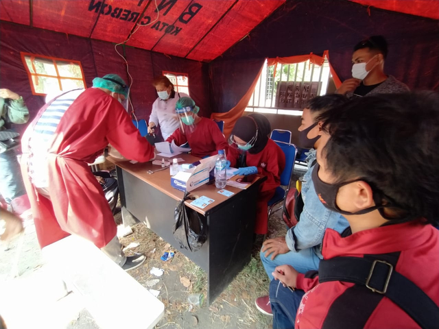 Sejumlah pemudik antre untuk menjalani tes antigen di pertigaan Jalan Kalijaga, Kota Cirebon, Jawa Barat. (Ciremaitoday)