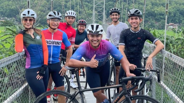 Doni Tata Pradita (tengah-baju biru ungu), Andi Gilang (belakang-baju putih bergaris), Gerry Salim (kaus hitam depan) bersepeda bersama. Foto: Dok Doni Tata Pradita