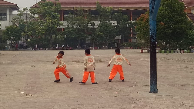 3 MURID SD bermain di halaman sekolah sebelum pandemi COVID-19 melanda Pekanbaru, Riau.