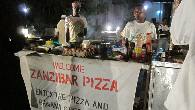 Penjual Pizza Zanzibar, dengan bahan baku yang tidak jauh berbeda dengan martabak telor | Flickr/fabulousfabs