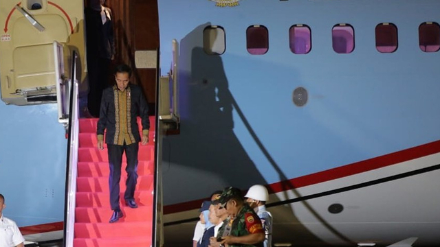 PRESIDEN Joko Widodo menuruni tangga Pesawat Kepresidenan saat tiba di Lanud Roesmin Nurjadin, Pekanbaru, Riau. 