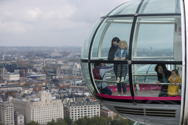Pengunjung menaiki wahana London Eye saat dibuka kembali di London, Inggris, Senin (17/5). Foto: Tom Nicholson/REUTERS