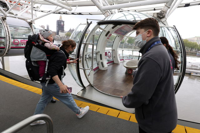 Pengunjung pertama naik ke dalam wahana London Eye saat dibuka kembali di London, Inggris, Senin (17/5).  Foto: Tom Nicholson/REUTERS