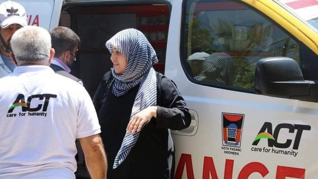 Ambulans berlogo Pemkot Padang dan ACT melayani di Jalur Gaza, Palestina. Foto: Antara