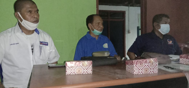 Ketua DPD Partai NasDem Kabupaten Sikka, Romanus Woga (tengah), Sekretaris DPD Partai NasDem Kabupaten Sikka, Ofridus Krispinianus (kiri) dan Wakil Ketua Bidang Pemenangan Pemilu: Silverius Florentinus Angi (kanan). Foto : Albert Aquinaldo