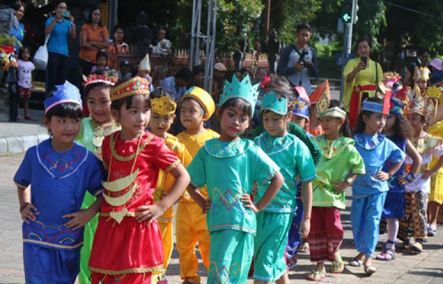 Ilustrasi anak-anak menggunakan daftar pakaian adat lengkap Indonesia. Sumber: Pemerintah Kabupaten Gianyar