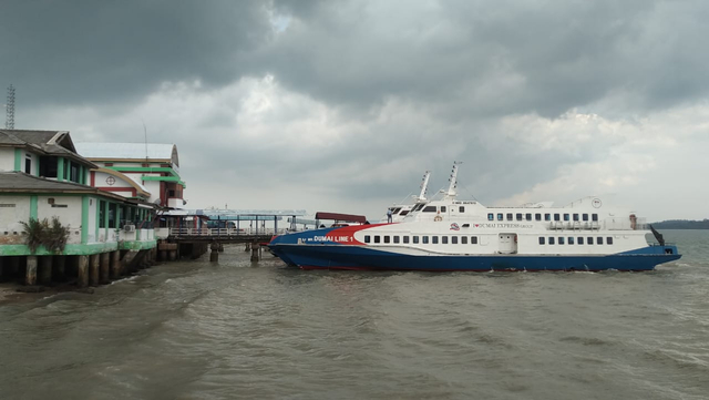 Kapal Feri Dumai Line Group Dumai Exspress sedang sandar di pelabuhan Domestik Karimun. Foto: Khairul S/kepripedia.com