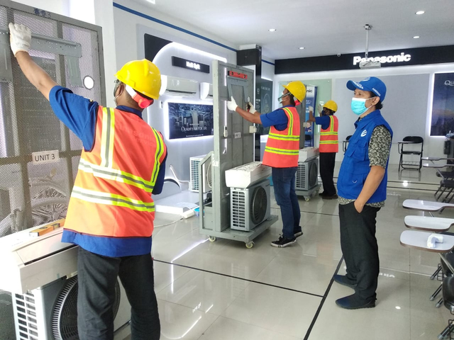 Teknisi Panasonic sedang melakukan training instalasi peralatan elektronik. Foto: Panasonic.