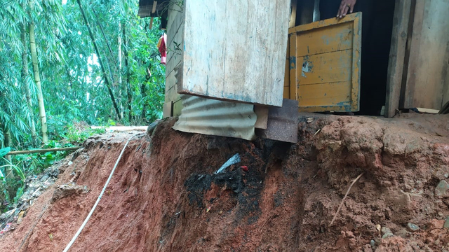 Longsor mengakibatkan dapur rumah salah satu warga di Dusun Tusan, Desa Tondok Bakaru, Mamasa, tergerus ke jurang sedalam 10 meter. Foto: Frendy/SulbarKini