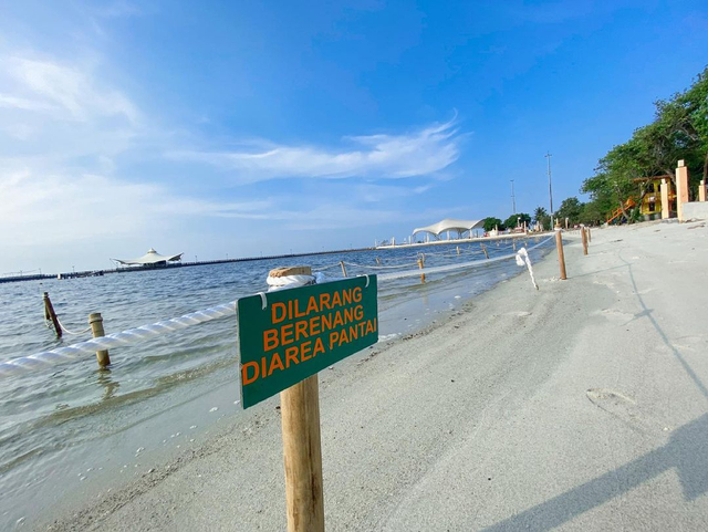 Pengunjung dilarang berenang di Pantai Ancol Foto: Dok. Humas Ancol