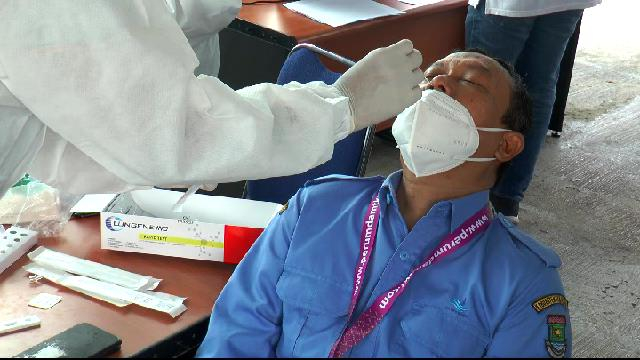 Pegawai PDAM Kabupaten Tangerang, diswab antigen sebelum masuk kerja, Selasa (18/5). Foto: PDAM Tirta Kerta Raharja
