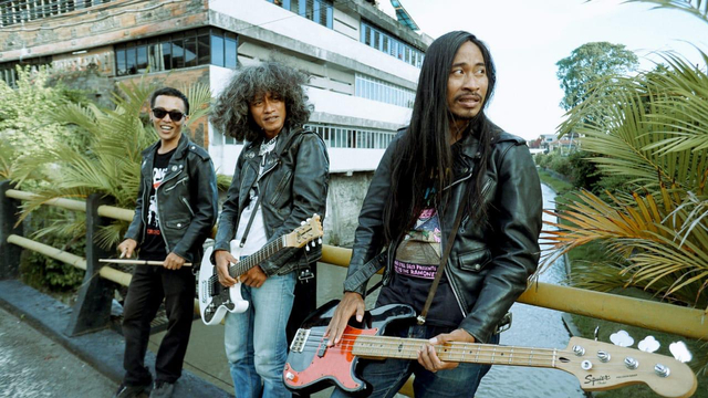 Personel band The Sneakers dengan formasi (kanan-kiri) Didit Rock (Bass + Vokal), Eko Ramone (Gitar + Vokal), Alit Reed (Drums) - IST