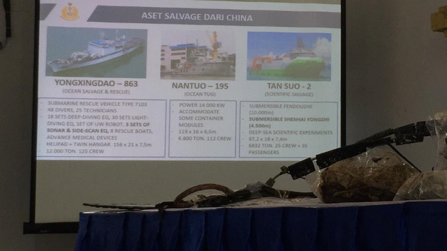Sejumlah Aset KRI Nanggala yang ditemukan di perairan Bali Utara, dihadirkan saat konferensi pers, Selasa (18/5).
 Foto: Denita BR Matondang/kumparan