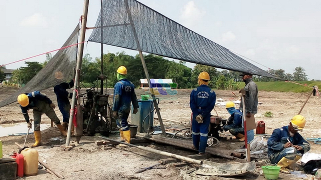 Para pekerja sedang mengerjakan pembangunan struktur bawah jembatan, yang meliputi abutment dan pilar atau tiang pancang jembatan. (foto: dan/beritabojonegoro)