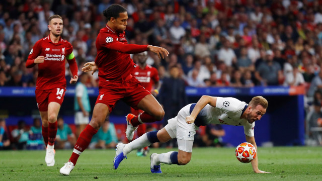 Harry Kane dijegal oleh Virgil van Dijk. Foto: REUTERS/Kai Pfaffenbach