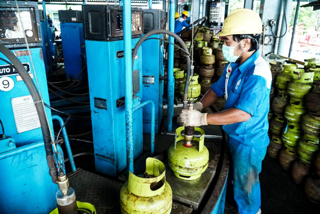 Pekerja mengisi ulang LPG. Foto: Dok. Pertamina