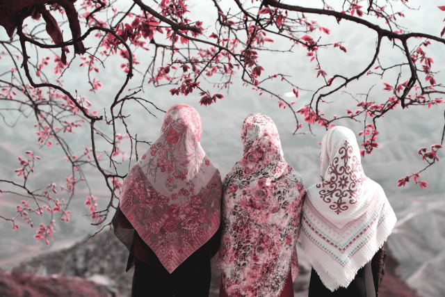 Ilustrasi foto tiga wanita mengenakan hijab, Foto: Unsplash.com/hasanalmasi