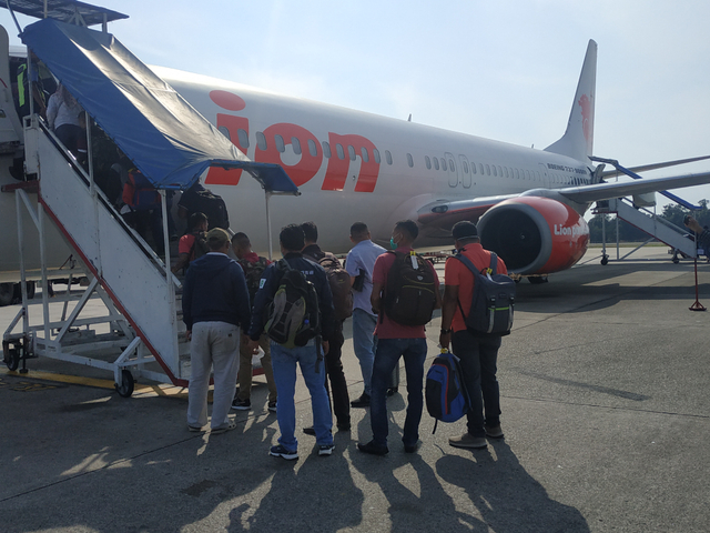 Para penumpang memasuki pesawat maskapai Lion Air di Bandara Hang Nadim Batam. Foto: Rega/kepripedia.com