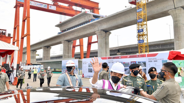 Presiden Joko Widodo meninjau proyek pembangunan kereta cepat Jakarta-Bandung, di Cikarang, Kabupaten Bekasi, Selasa (18/5). Foto: Dok. Agus Suparto
