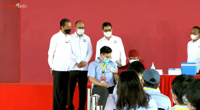 Wakil Ketua Umum Kadin Indonesia, Arsjad Rasjid (Berdiri ketiga dari kiri), mendampingi Presiden Joko Widodo menyaksikan dimulainya vaksinasi gotong royong, Selasa (18/5). Foto: Dok. Istimewa