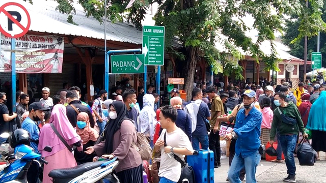 Kepadatan calon penumpang di area keberangkatan di Terminal Kalideres, Jakarta Barat, Selasa (18/5/2021).
 Foto: Dewa Ketut Sudiarta Wiguna/ANTARA