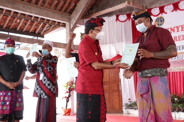Gubernur Koster saat menyerahkan tanah untuk warga Sumberklampok, Jembrana, Bali - IST