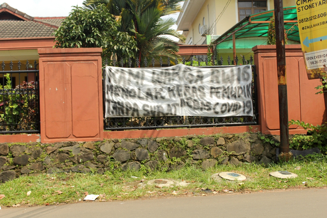Spanduk yang berisi penolakan kepada pemudik tanpa surat bebas corona di RW 16 Kelurahan Cimahpar, Kota Bogor. Foto: Dok. Istimewa