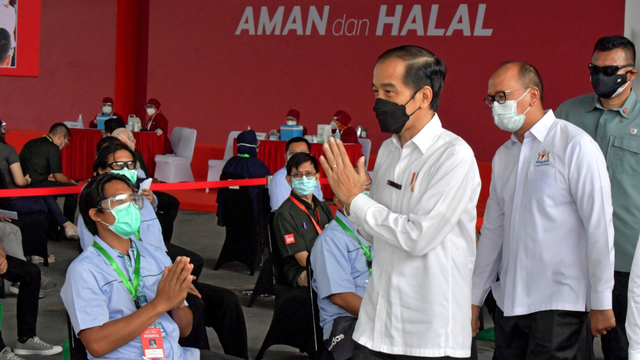 Presiden Jokowi meninjau vaksinasi gotong royong yang dilselenggarakan  PT Unilever Indonesia, Cikarang, 18 Mei 2021. Foto: Dok. Istimewa