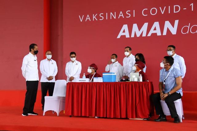 Presiden Jokowi (kiri) meninjau vaksinasi gotong royong yang dilselenggarakan PT Unilever Indonesia, Cikarang, Selasa (18/5). Foto: Dok. Biro Pers Setpres