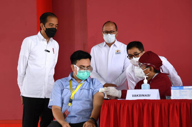 Presiden Jokowi (kiri) melihat proses vaksinasi gotong royong yang dilselenggarakan PT Unilever Indonesia, Cikarang, Selasa (18/5). Foto: Dok. Biro Pers Setpres