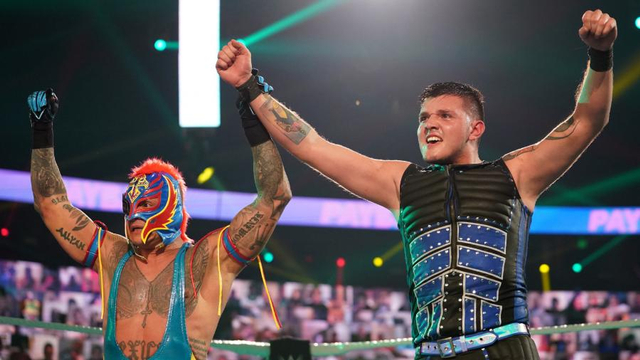 Rey Mysterio dan Dominik Mysterio. Foto: Getty Images