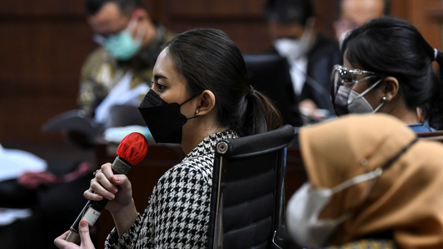 Mantan sekretaris pribadi Edhy Prabowo, Anggia Tesalonika Kloer (kiri) memberikan kesaksian bagi Edhy Prabowo saat sidang di Pengadilan Tipikor, Jakarta, Selasa (18/5/2021). Foto: M Risyal Hidayat/ANTARA FOTO