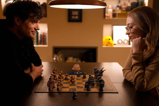 Henry Cavill dan Natalie Viscuso main catur. Foto: Instagram Henry Cavill