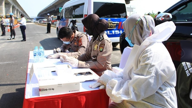 Pelaksanaan screening testing Swab Antigen di Posko Checkpoint Exit Tol Cibatu arah Jakarta, Minggu (16/5). Foto: Instagram/@dishubdkijakarta