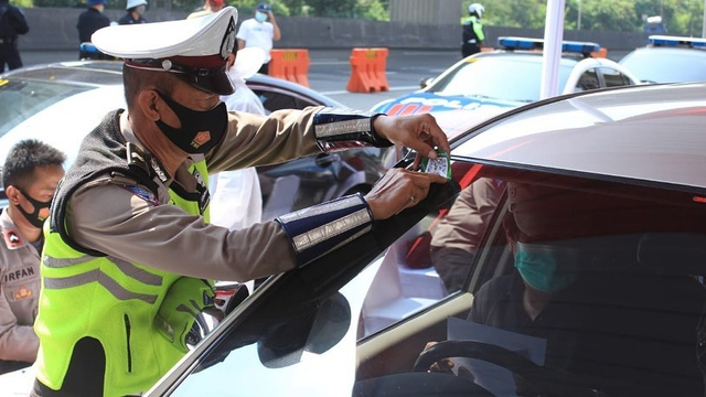 Pelaksanaan screening testing Swab Antigen di Posko Checkpoint Exit Tol Cibatu arah Jakarta, Minggu (16/5). Foto: Instagram/@dishubdkijakarta