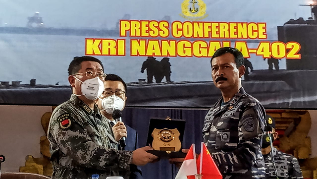 Laksda TNI Iwan Isnurwanto (Pangkoarmada II) dan Sr. Col. Chen Yongjing pihak dari Tiongkok saat konferensi pers terkait KRI Nanggala - WIB