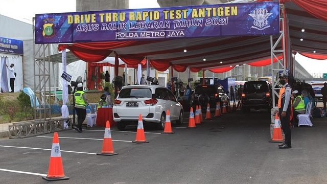Pemeriksaan Rapid Test Antigen Drive Thru Polda Metro Jaya di Kilometer 34 Tol Cikampek Arah Jakarta. (17/05/21) Foto: Instagram/@dishubdkijakarta