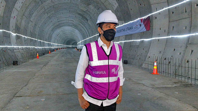 Presiden Joko Widodo meninjau pembangunan proyek kereta cepat  di Bekasi, Jawa Barat. Foto: Dok. Biro Pers Setpres