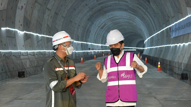 Presiden Joko Widodo (kanan) berbincang dengan perwakilan PT KCIC saat meninjau pembangunan tunnel proyek kereta cepat  di Bekasi, Jawa Barat, Foto: ANTARA FOTO/HO/Setpres-Kris/wpa/foc.