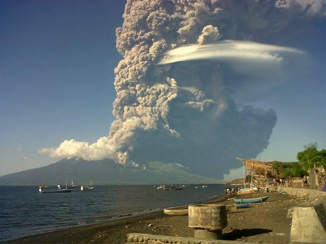 Fakta Geologis Menarik Gunung Sangeang Api: Berstatus Waspada (10313)