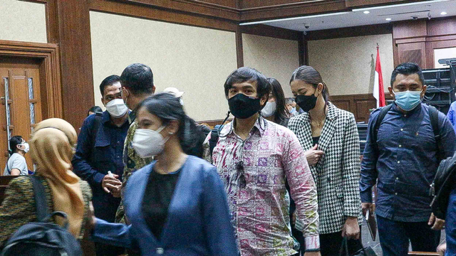 Mantan Sespri Edhy Prabowo Putri Elok (blazer biru muda) Foto: Dok. Istimewa