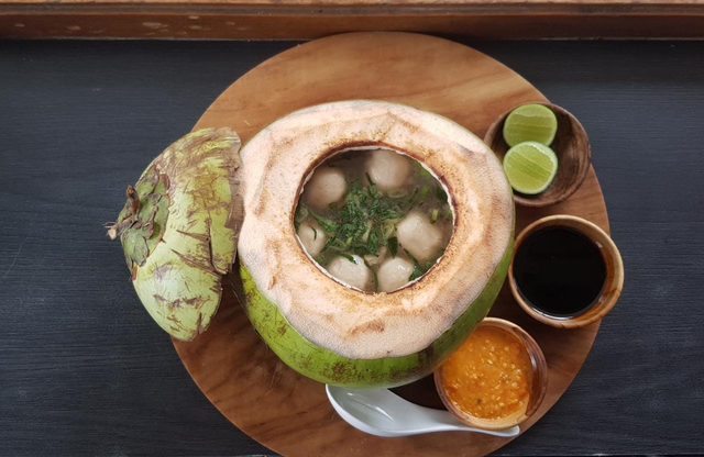 Bakso yang disajikan dalam tempurung kelapa. Foto: Birgita/Tugu Johja